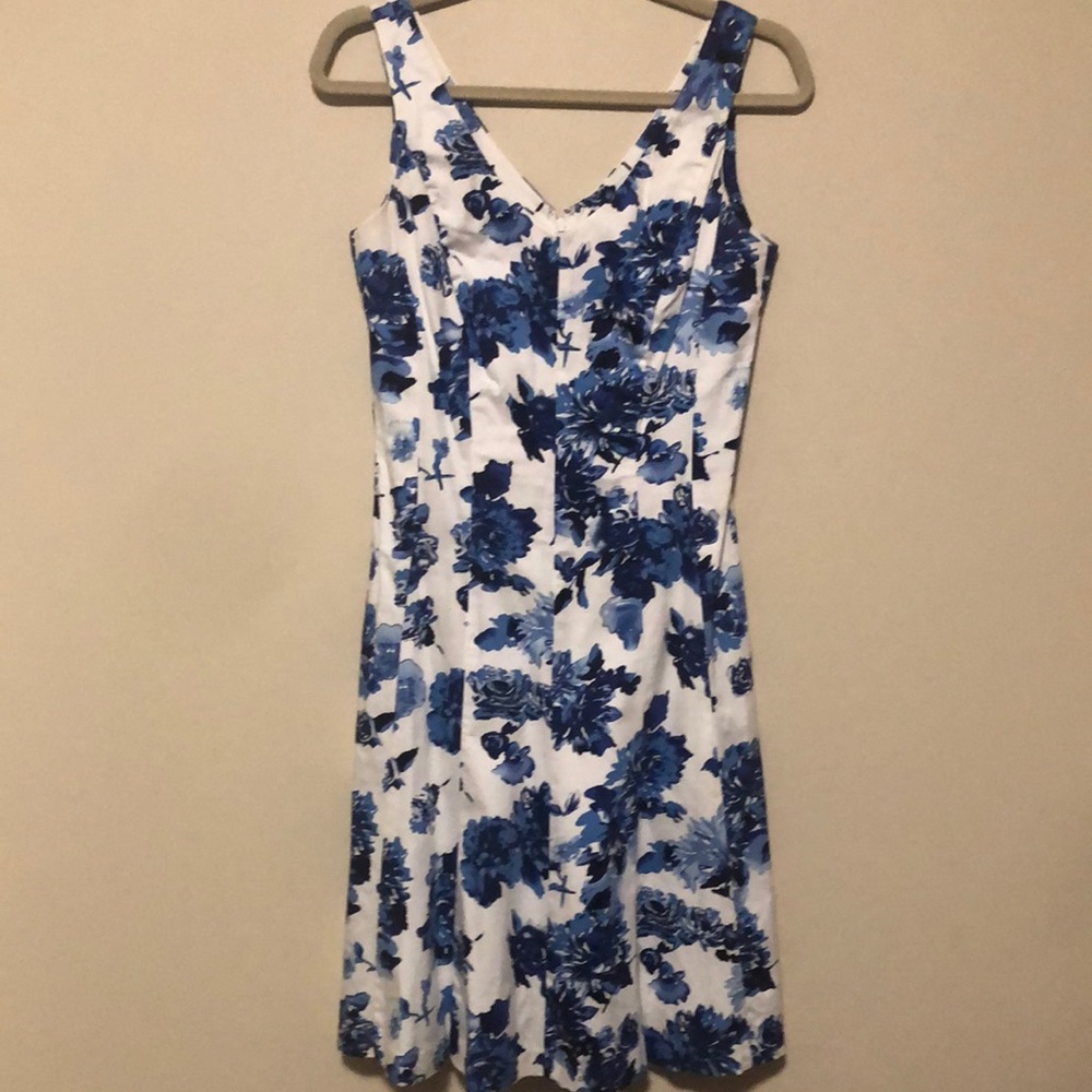 CHAPS Beautiful blue and white floral printed summer dress. Size 6.